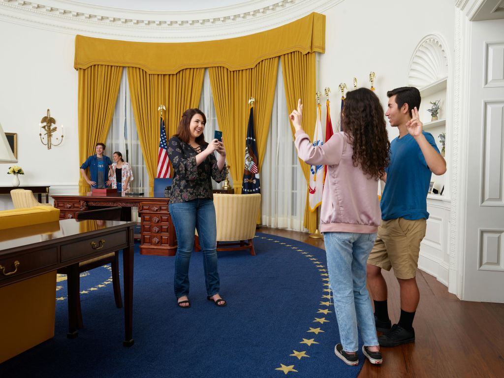 닉슨 대통령의 집무실, 세계에서 가장 유명한 사무실에 대한 몰입감 넘치는 탐험.