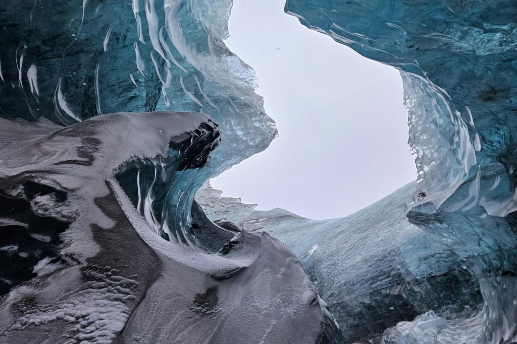 얼음 동굴에서 바라본 하늘
