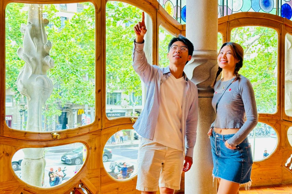 그라시아 거리 (Passeig de Gràcia) 가 내려다보이는 창문과 카사 바틀로 (Casa Batlló) 의 고귀한