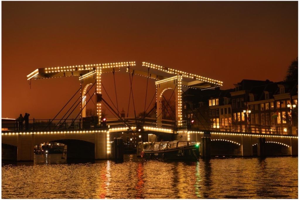 저녁에는 스키니 브릿지. 암스테르담의 아름다운 전망.