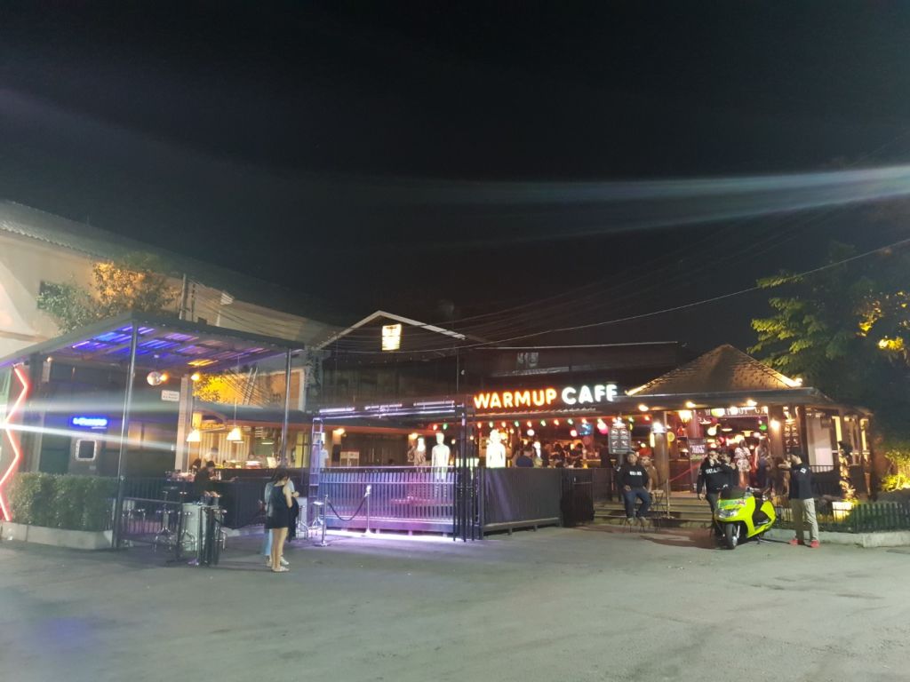 웜 업 카페
