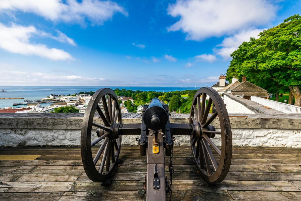Fort Mackinac의 Lower Gun Platform에서 동쪽을 바라보고 있습니다.