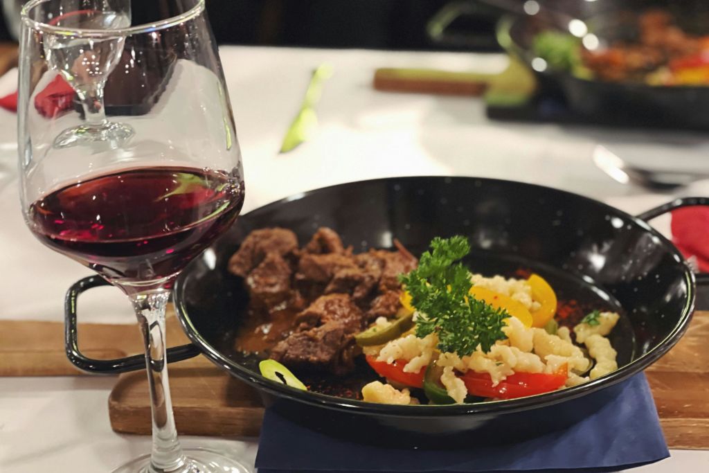 전통 국수와 함께 제공되는 비프 스튜와 레드 와인 페어링