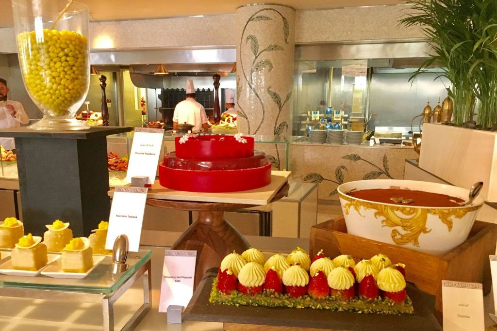 베르사체 궁전에서 즐기는 아침 식사