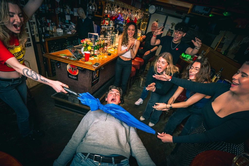 림보 게임을 하는 게스트의 이미지