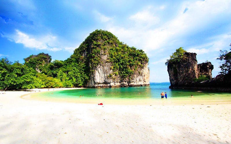 하얀 모래와 청록색 물이 흐르는 투명한 해변, 녹음으로 뒤덮인 커다란 바위 절벽. 수영하고 휴식을 취하는 사람은 거의 없습니다.