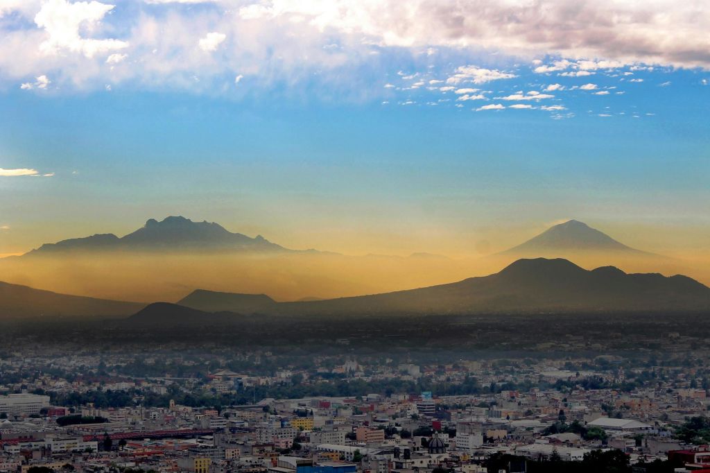 포포카테페틀과 이즈타치우아틀 화산. 멕시코시티 남동쪽.