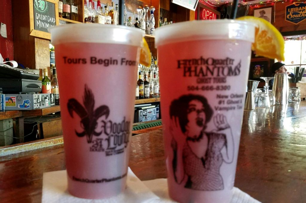 성인은 보고 허리케인 음료를 대접받습니다.