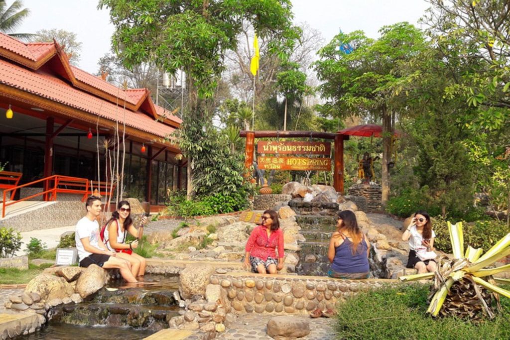 천연 온천의 고요한 온기를 경험하세요.