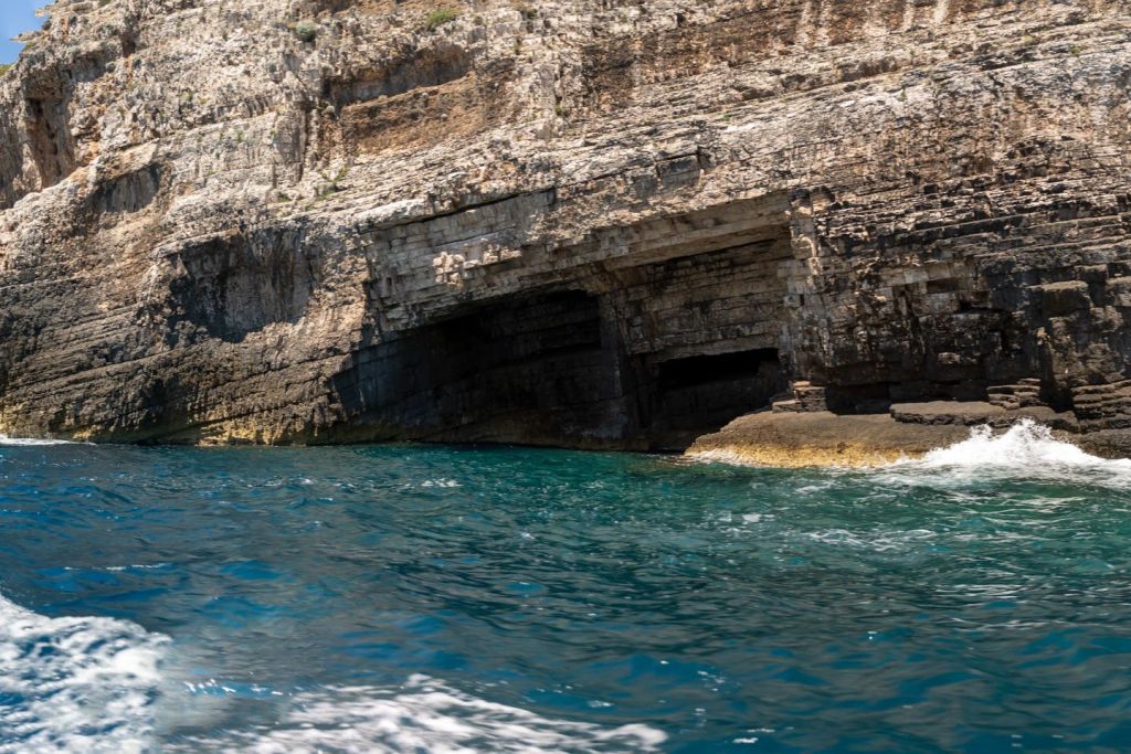길을 따라 만나는 석회암 동굴