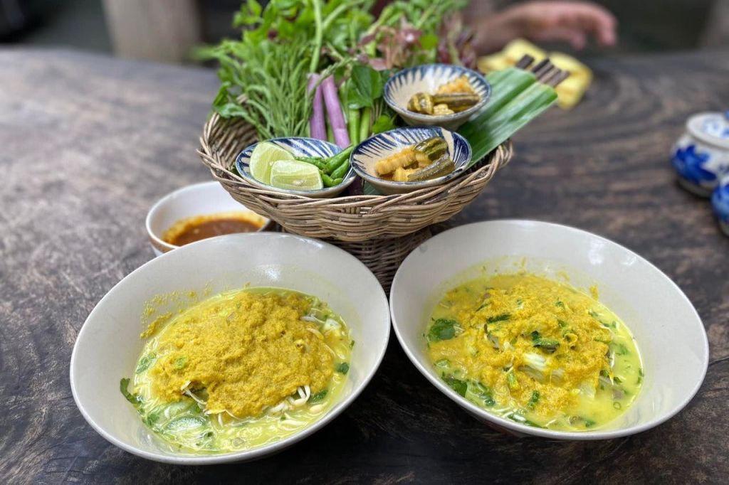 정통 캄보디아 국수에 치킨 카레, 노란색, 빨간색 생선 수프를 곁들여보세요.