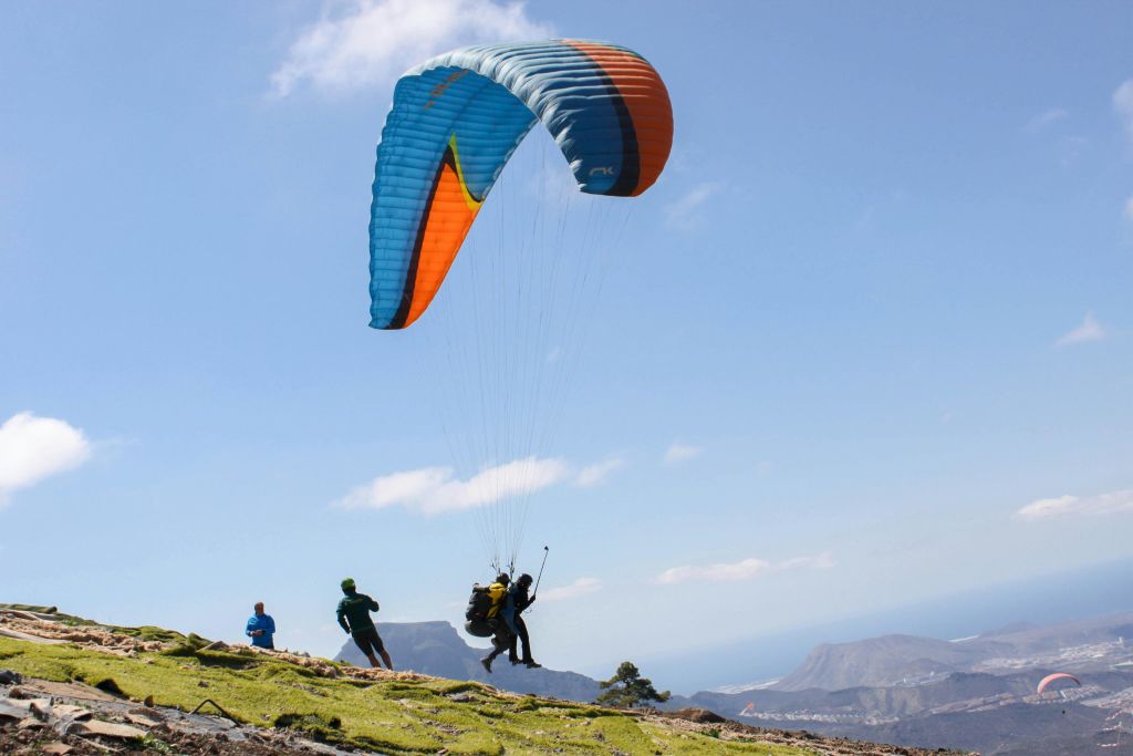 코미엔조 델 부엘로 콘 패러글라이딩 엔 코스타 아데제