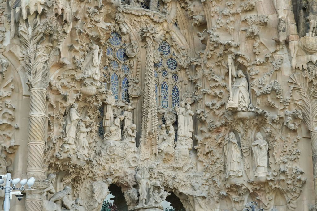 고딕 양식의 대성당 외관에 종교적 장면과 조각상을 형상화한 정교한 석조 조각품.