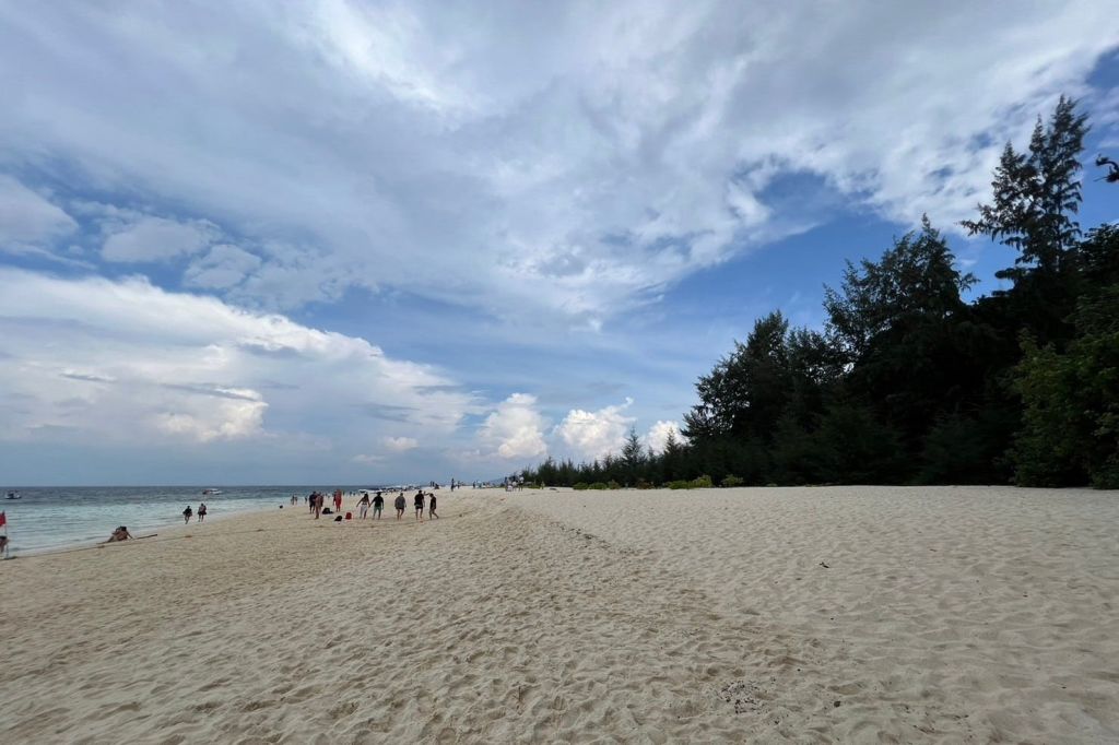 뱀부 아일랜드의 해변에서 즐기고 휴식을 취하세요.