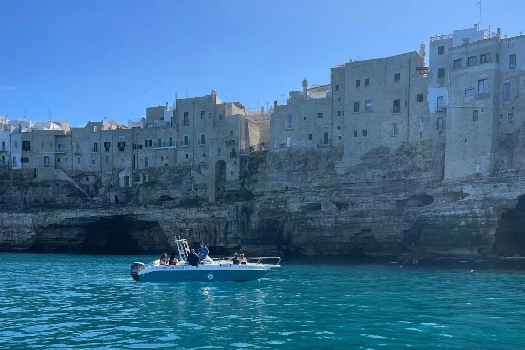 폴리냐노의 바다 전망을 감상할 수 있는 유서 깊은 중심지