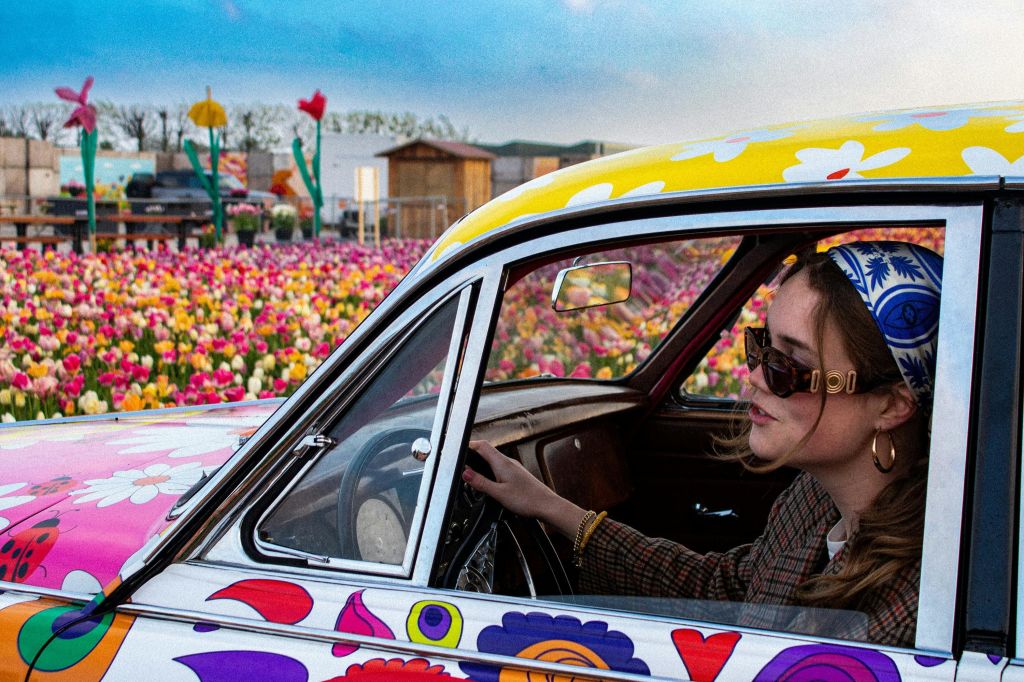 튤립 헛간에서 다채로운 인사하기