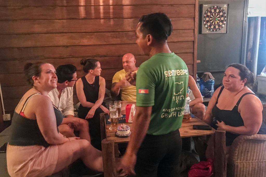 도시에서 가장 활기찬 나이트라이프 장소 중 하나에서 현지에서 양조한 맥주로 밤을 마무리하세요.