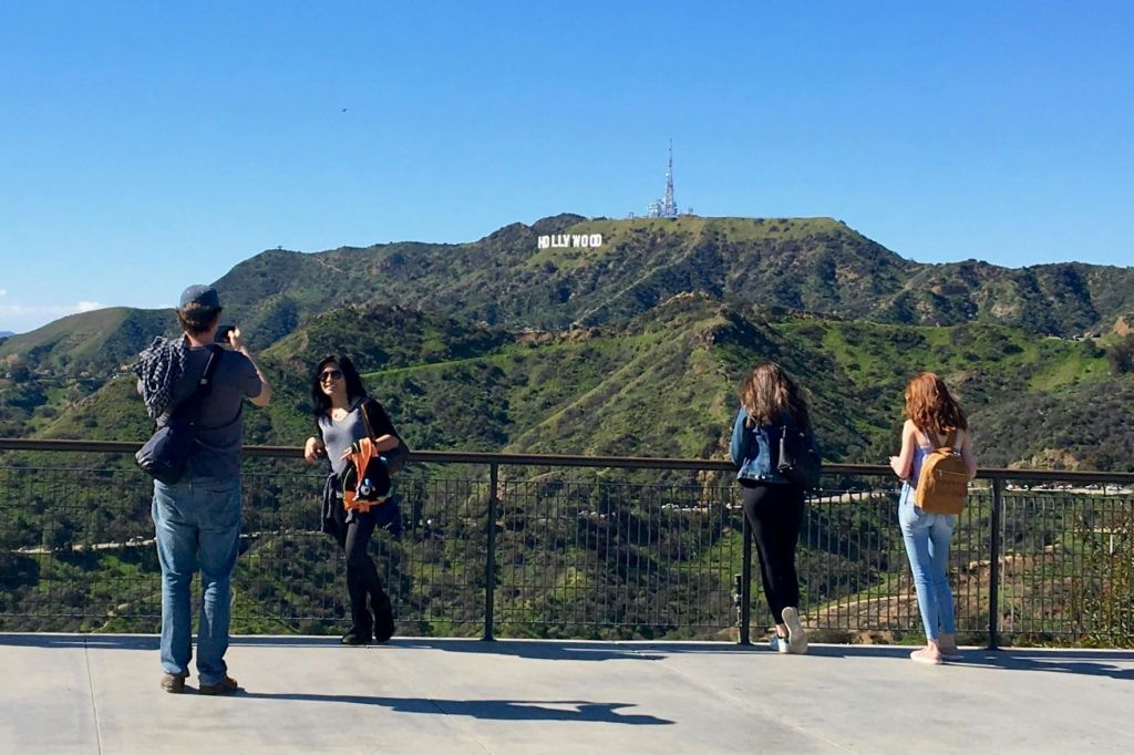 그리피스 공원에서 할리우드 사인 사진을 찍으며 포즈 취하기