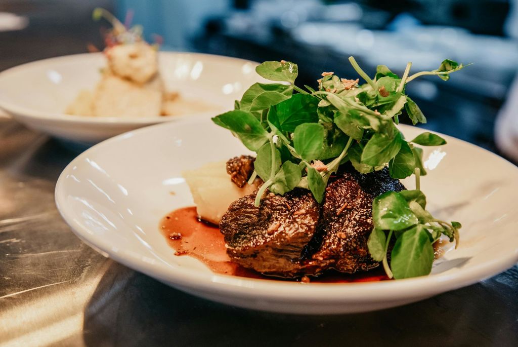 구운 고기에 야채를 얹고 으깬 감자와 소스를 식탁에 얹어줍니다.