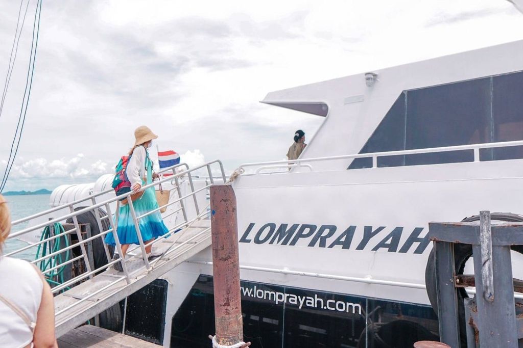 빠르고 안전한 고속 쌍동선을 타고 코사무이로 빠르게 이동하세요.