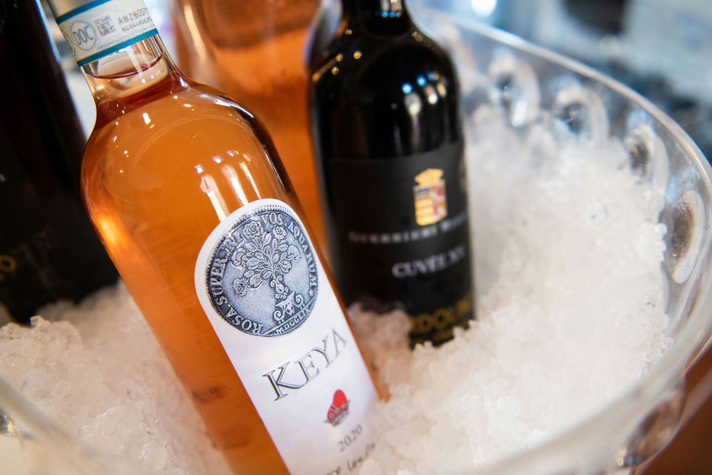 와인 2병, 로제 와인 1병, 레드 와인 1병을 얼음이 담긴 용기에 담아 식힙니다.