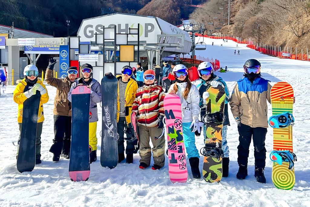 Elysian Ski Day Tour from Seoul (Snowboard Clothing + Ski gear + Basic Ski Lessons)