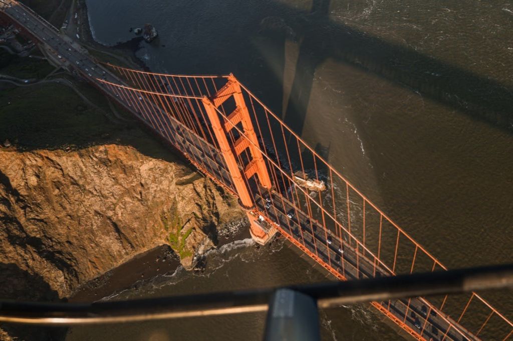 금문교 상공을 비행하는 헬리콥터