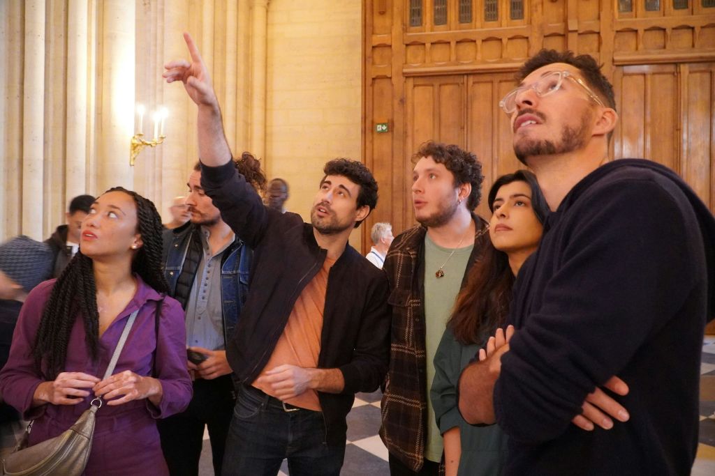 공급업체는 노트르담 대성당 내부의 세부 사항을 안내하고 지적합니다.