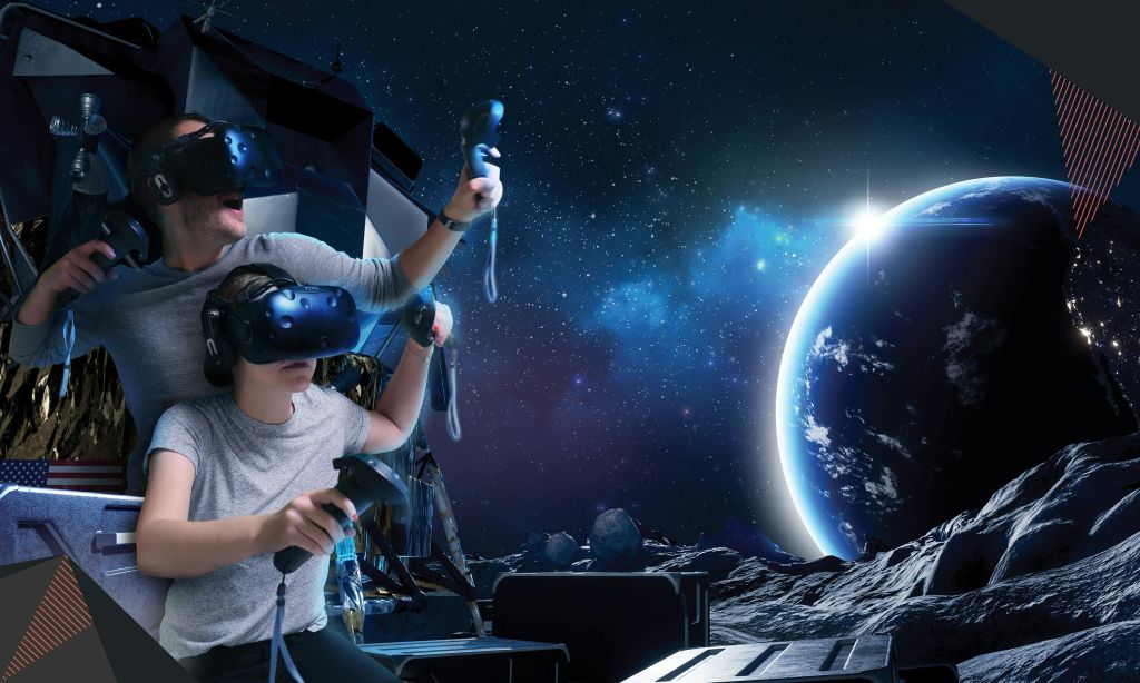 가상 현실 헤드셋을 착용하고 VR 컨트롤러를 들고 별과 달 모듈 배경이 있는 우주 장면을 시뮬레이션하는 두 사람.