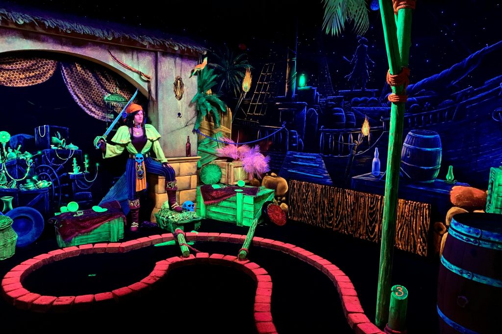 조심하세요, 해적! 침착하고 미니골프를 유지하세요.