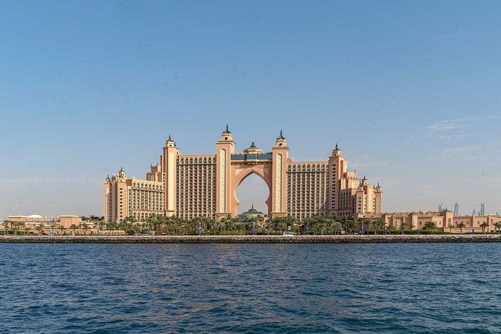 천국에서 포즈 취하기: 아틀란티스, 야자수, 완벽한 순간