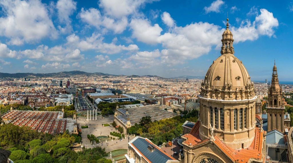 부분적으로 흐린 하늘 아래 광활한 도시 및 공원 지역이 있는 전경에 커다란 돔형 건물이 있는 도시 풍경의 공중 전망.