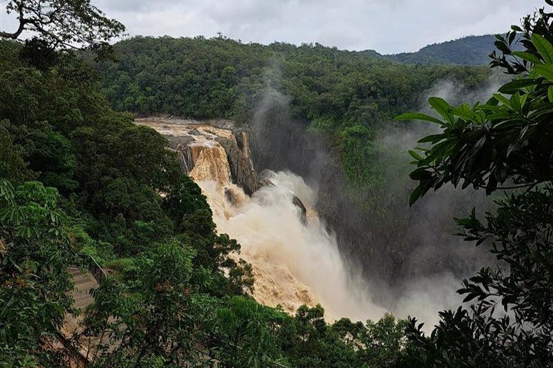 장마철 장엄한 배런 폭포.