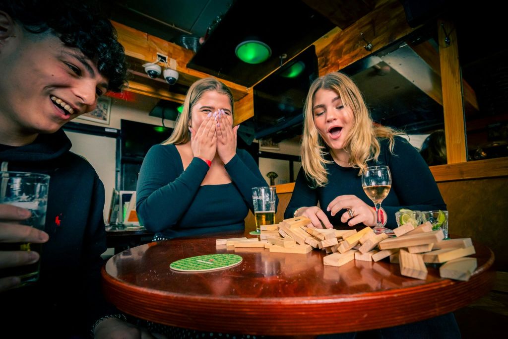 세 명의 게스트가 함께 젠가를 연주하는 이미지