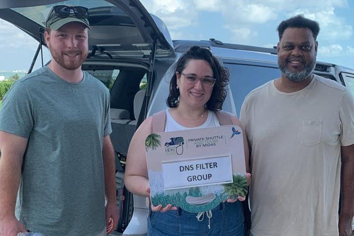 철자 오류가 있지만 텍스트는 이미 영어로 되어 있습니다. 올바른 철자는 "Happy Customer" 입니다.