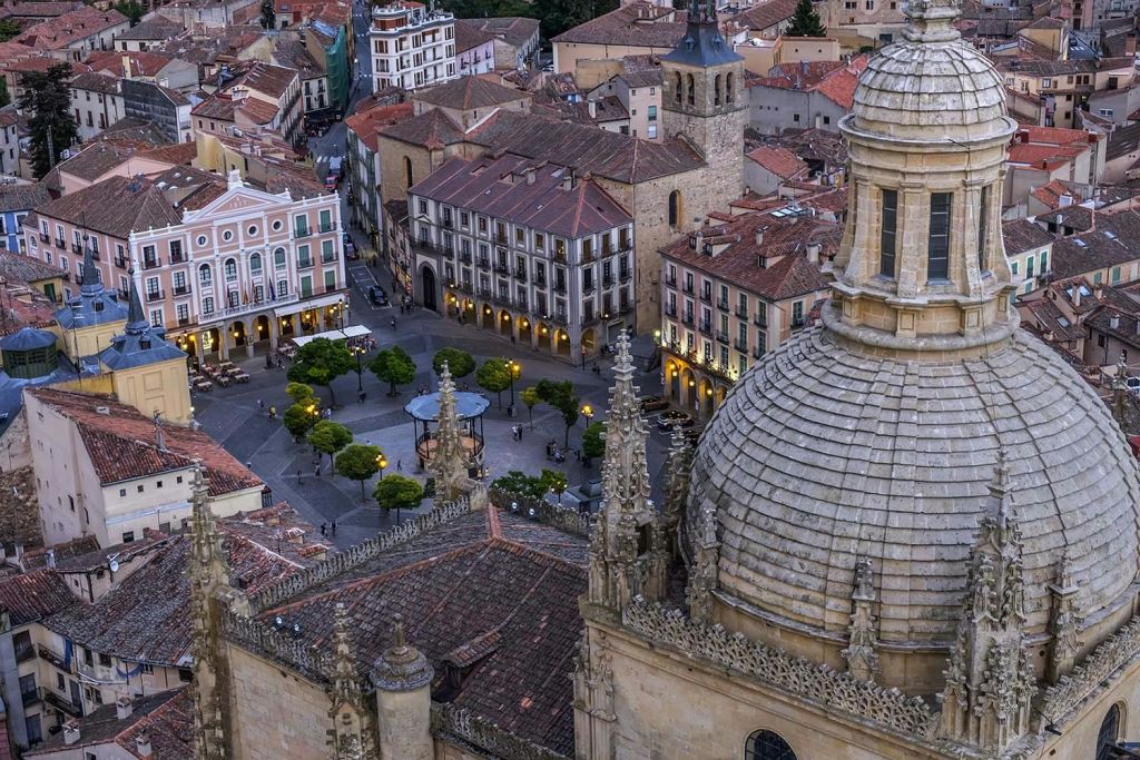 교회 돔과 종탑이 있는 오래된 건물로 둘러싸인 역사적인 마을 광장의 공중 전망.