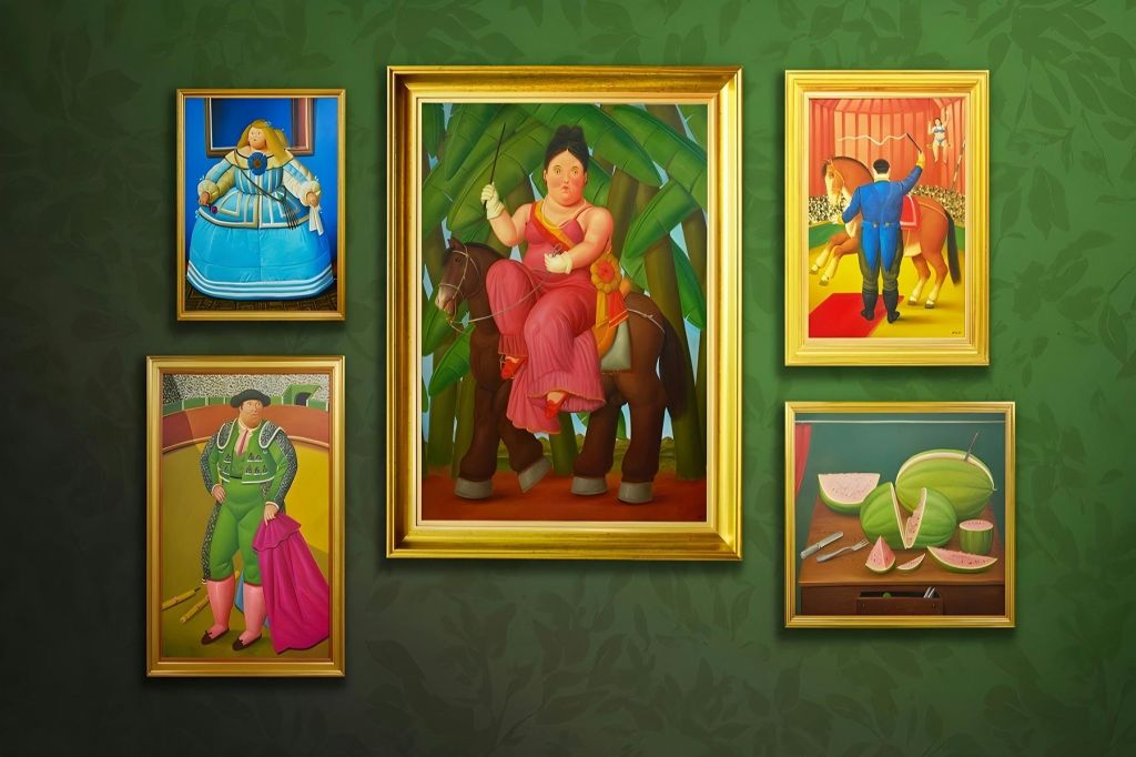 사람과 사물의 다채로운 묘사가 돋보이는 초록색 벽면의 화려한 액자 그림 컬렉션입니다.