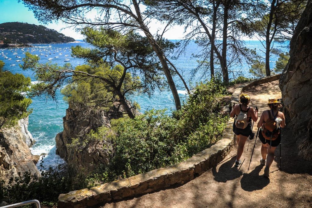 지로나와 코스타 브라바 투어를 통해 해안 도로를 따라 쉽게 이동할 수 있습니다.