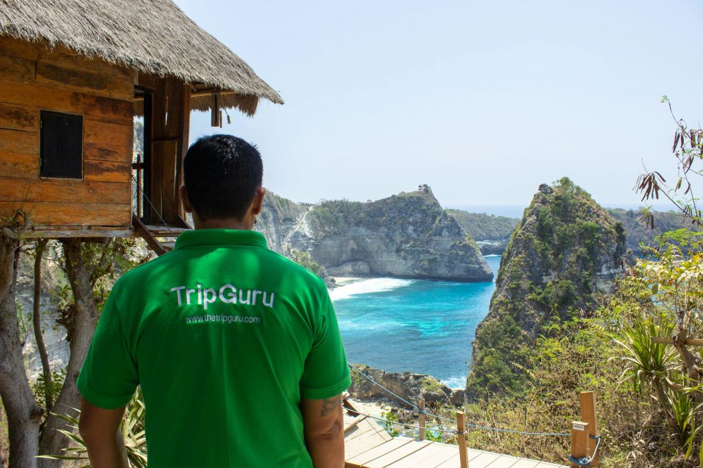 루마 퐁 (Rumah Pohon) 으로 알려진 이 아늑한 통나무집은 초가 지붕을 갖추고 있으며, 높은 전망을 자랑합니다.