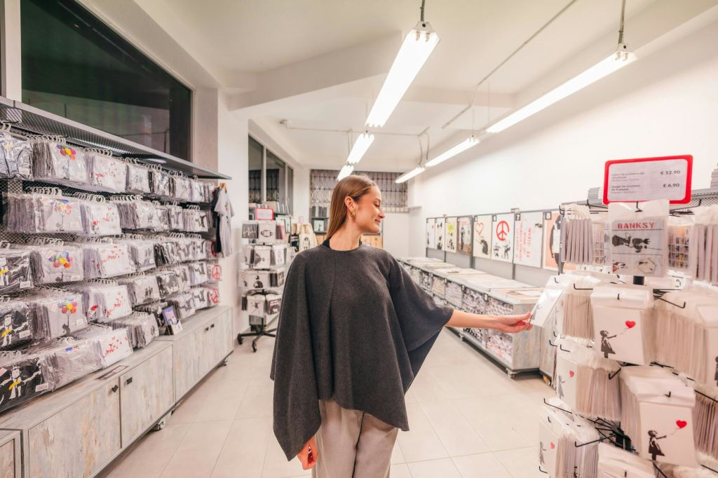 박물관 상점을 방문하는 한 소녀.