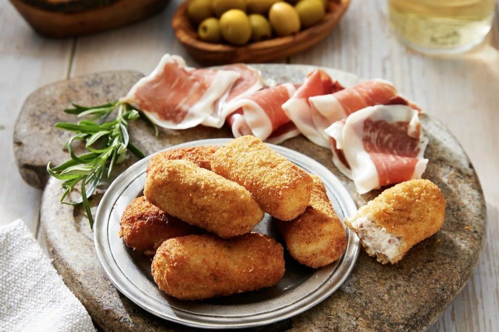 크로케타는 카탈루냐 요리의 주요 음식이며 다양한 것으로 채워질 수 있습니다! 정말 맛있어요!