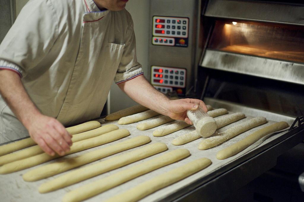 반죽을 준비하는 제빵사