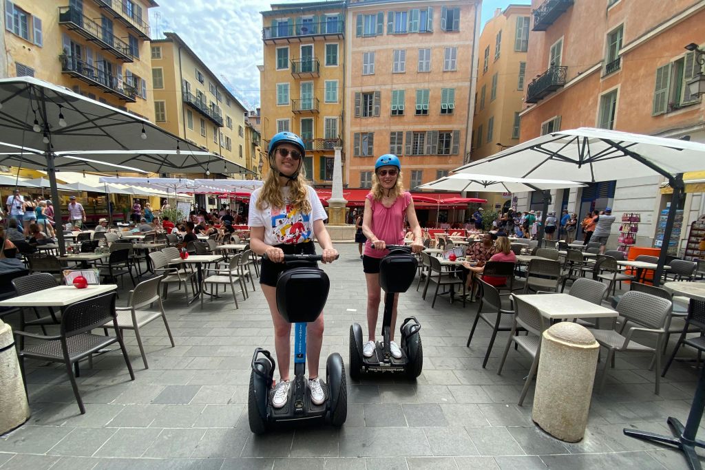 구시가를 통과하세요.