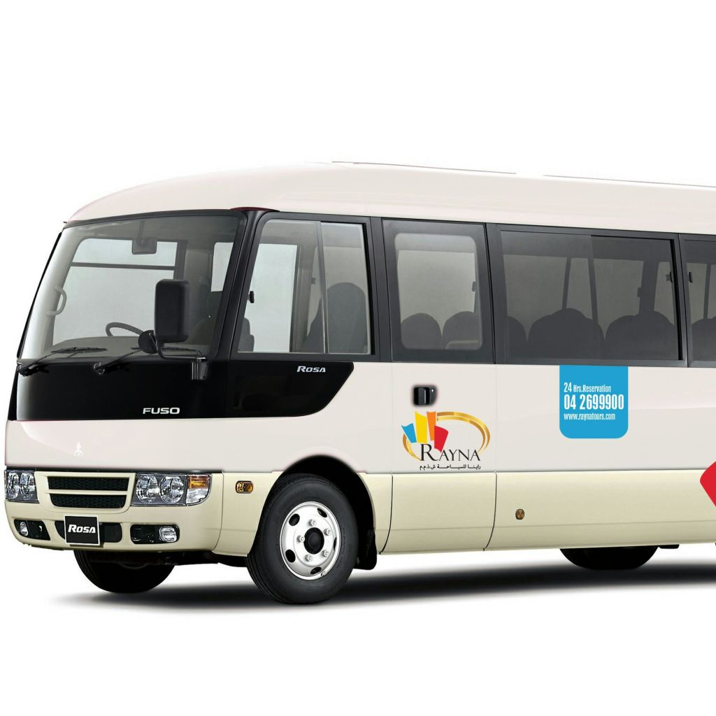 'Rosa' 라고 표시된 색조 창문이 있는 크림색 및 검은색 미니버스에는 회사 이름 'Rayna' 와 측면에 연락처 번호가 표시됩니다.