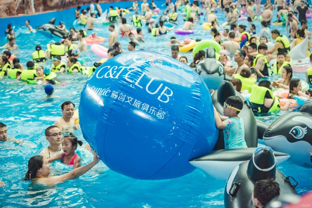 실내 온도는 연중 25°C 이상이며 언제 어디서나 물놀이가 가능합니다.