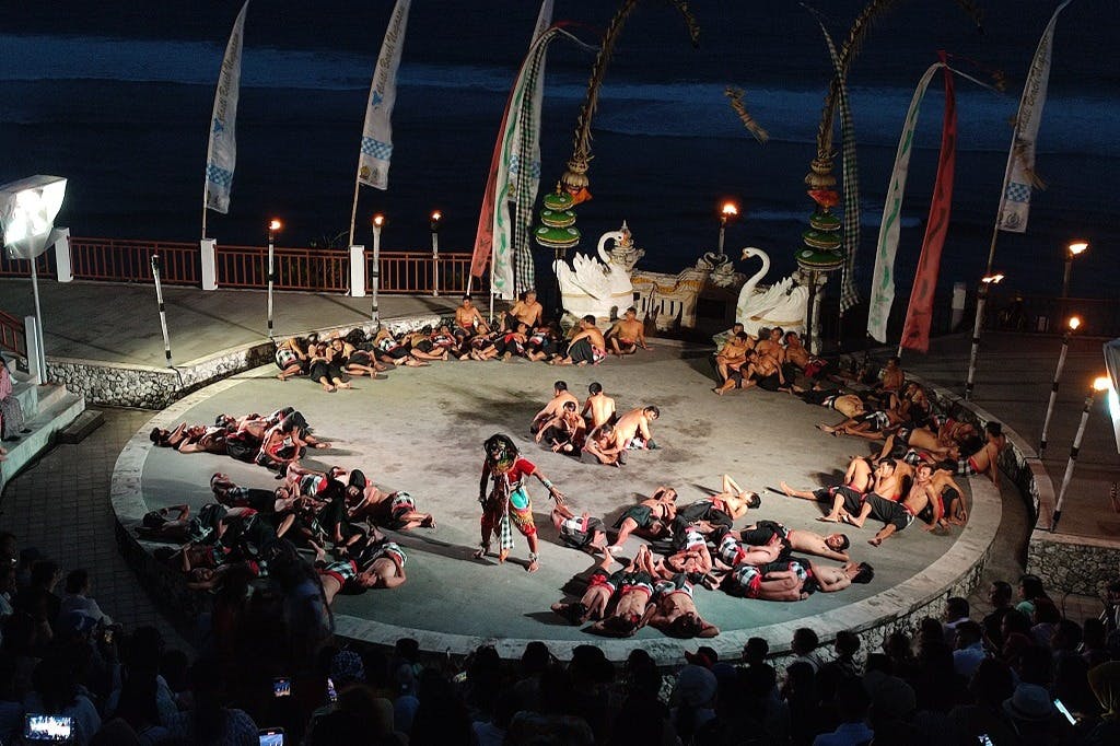 멜라스티 비치 케착 댄스 쇼