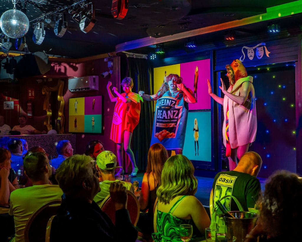 음식을 주제로 한 의상을 비롯해 다채로운 의상을 입은 세 명의 공연자가 생동감 넘치는 무대에서 관객을 즐겁게 합니다.