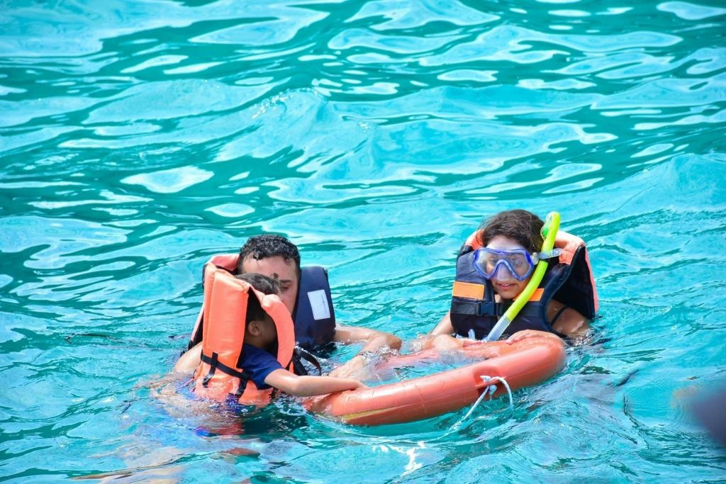 풍부한 산호초와 장난기 넘치는 물고기가 모든 스노클러를 맞이합니다.