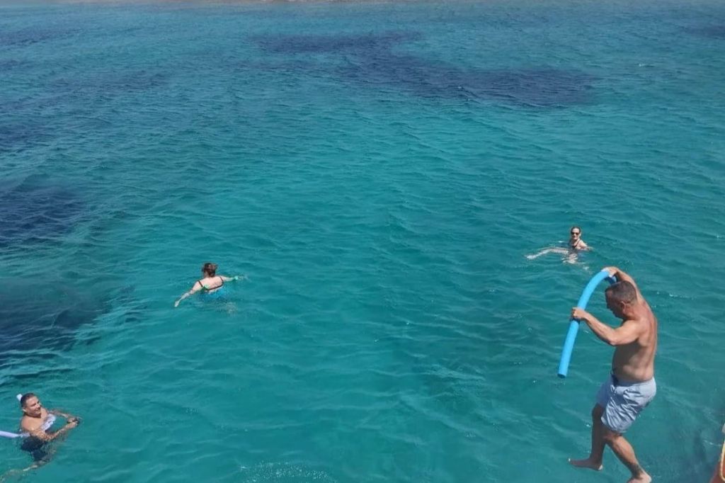 크루즈를 즐기는 사람들