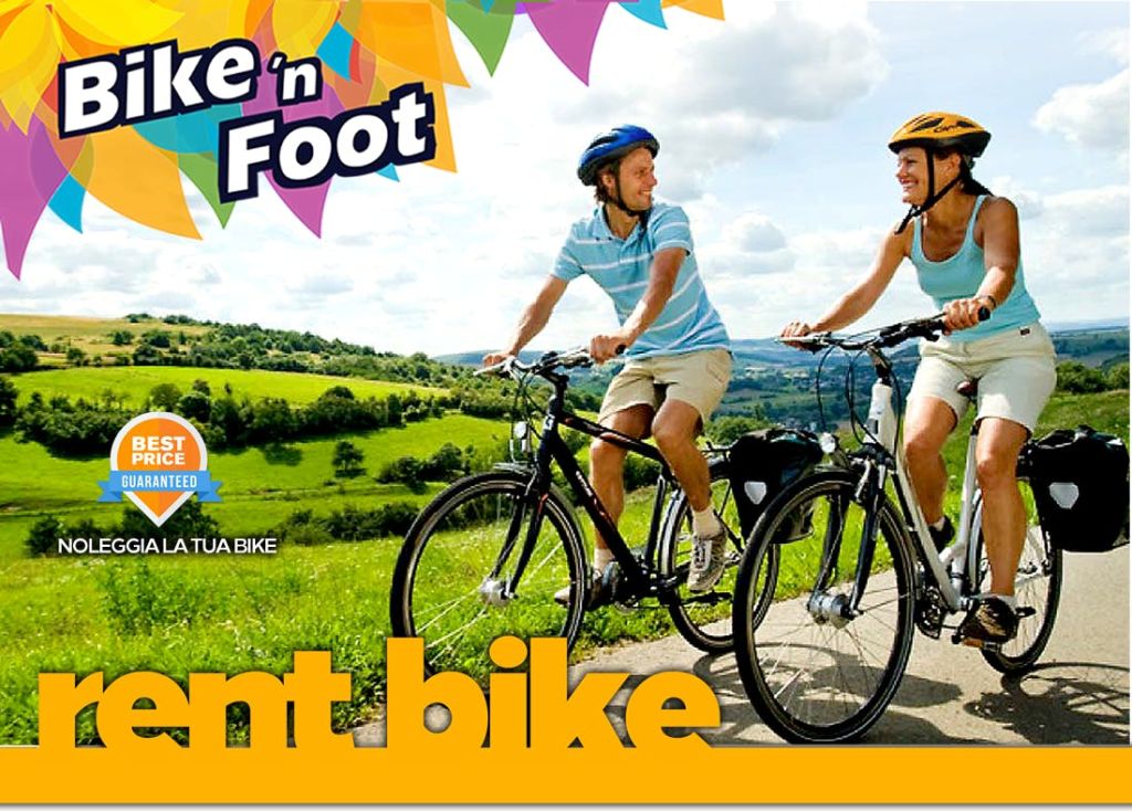 헬멧을 쓰고 캐주얼한 복장을 하고 푸른 언덕과 흐린 하늘을 배경으로 아름다운 길에서 자전거를 타는 남성과 여성.